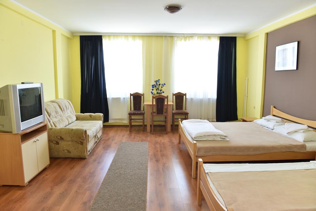 Hostel Milkaza Novi Sad Esterno foto