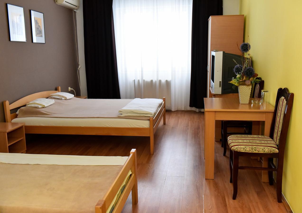 Hostel Milkaza Novi Sad Esterno foto