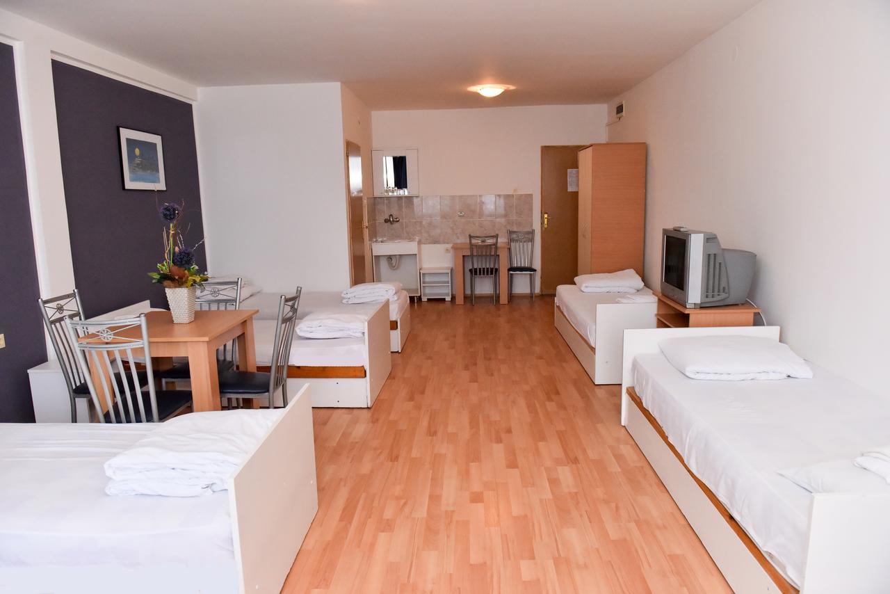 Hostel Milkaza Novi Sad Esterno foto