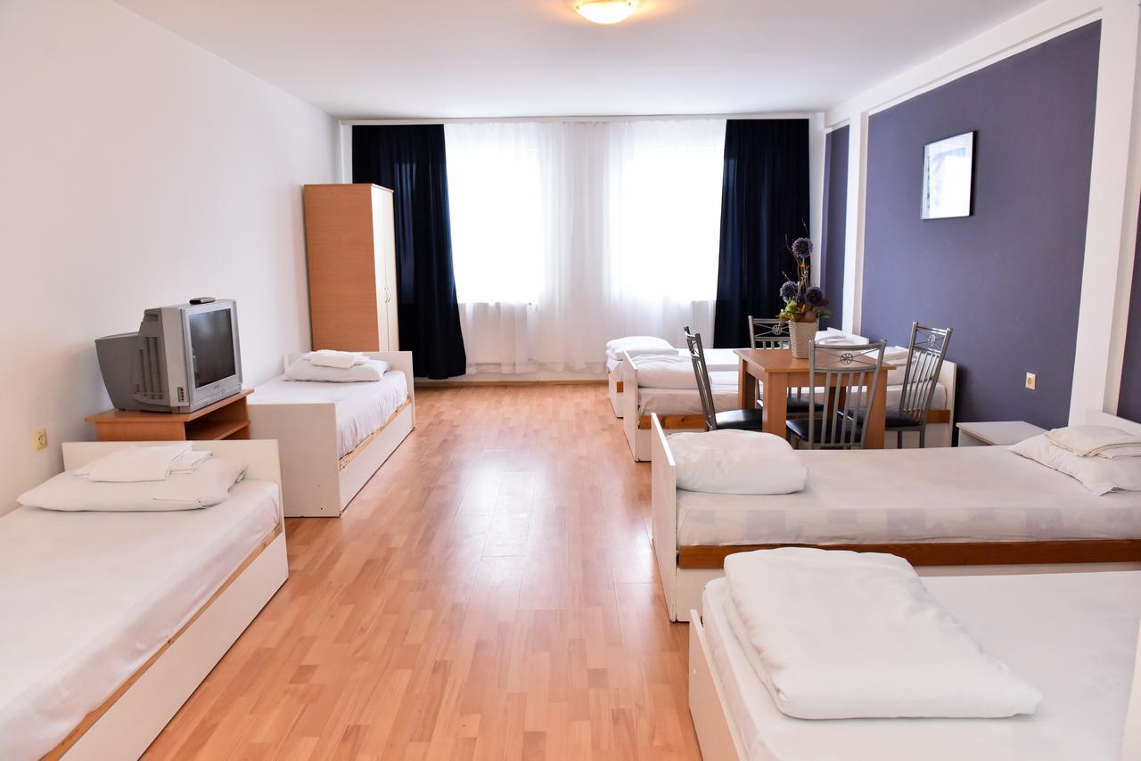 Hostel Milkaza Novi Sad Esterno foto