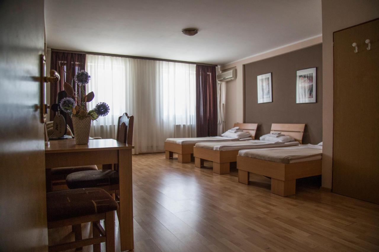Hostel Milkaza Novi Sad Esterno foto