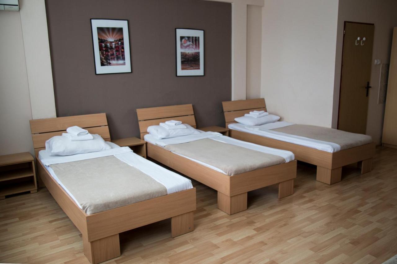 Hostel Milkaza Novi Sad Esterno foto